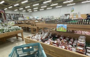 石垣島の「ゆらてぃく市場」の店内。野菜売り場