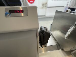 空港カウンターで手荷物を預けている時の様子