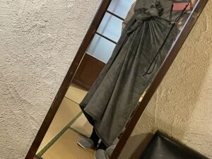 宿の中が寒すぎて毛布を体に巻いている姿