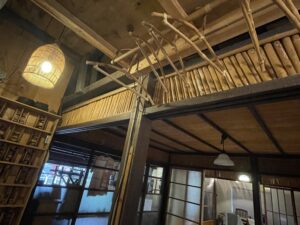 板間にはハンガーが数本ぶら下がっている