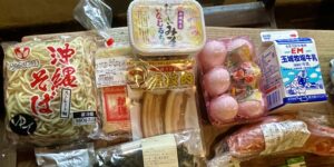 石垣島のスーパーで買った食材。沖縄そば・かまぼこ・三枚肉・いなむどぅちの味噌・卵・ハム・小さいパックの牛乳など