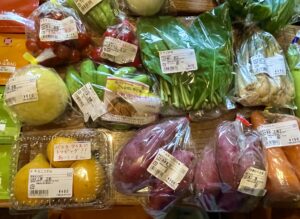 「ゆらてぃく市場」で買った南国野菜とフルーツ。トマトベリー・グァバ・カニステル・島バナナ・紅芋２種類・人参・ニガナ・島ラッキョウなど