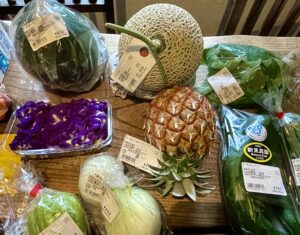 「ゆらてぃく市場」で買った南国野菜とフルーツ。小玉スイカ・メロン・ピーチパイナップル・長命草・玉ねぎ・島ウリ・きゅうりなど
