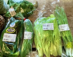 「ゆらてぃく市場」で買った南国野菜。島ネギ・サントウサイ・ヘチマ・キュウリ・長命草　など