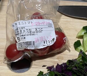 トマトベリーという名前のミニトマト。キュウリとハンダマーを刻んでいる最中。