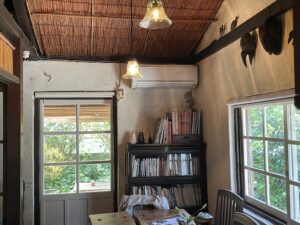 リビングを台所方向から撮影。書棚が見える