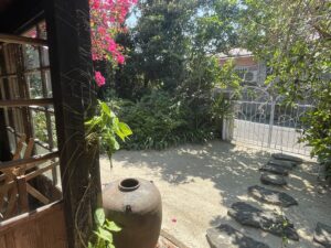 門から玄関までを撮影