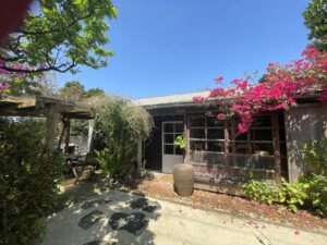 SAKURA HOUSEの建物を右側から撮影