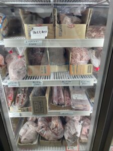 比川の共同売店内にある冷凍庫。肉がナイロン袋に詰められて売られている。いずれも大容量。
