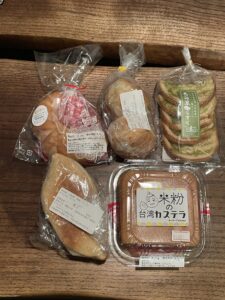 与那国島で焼いたパンやラスク。合計５品。安くはないが大変美味しい。