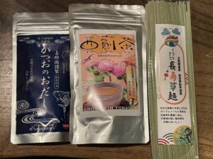 空港売店で買った「かつおのおだし」「アザミ茶」「長命草の乾麺」
