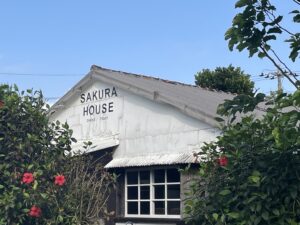 SAKURA HOUSEの外観。壁にSAKURA HOUSEと書かれている