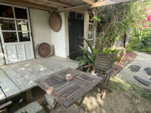 昼の縁側とテーブル