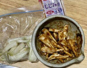 島ラッキョウを塩味と味噌味で漬けているところ