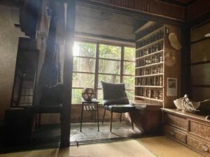 和室奥にある小さな板間。棚と鏡台、机などが見える