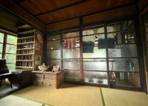 和室と織物スペース。染めたＴシャツが飾られているのが見える