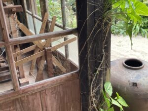 織物スペースを外から撮影。木製の器械が見える