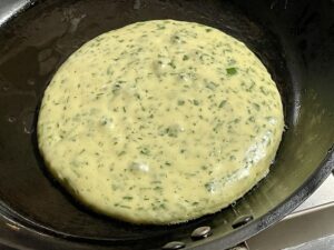 長命草入りのホットケーキを焼いているところ