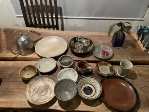 SAKURA HOUSEにある「やちむん」の食器を並べてみた