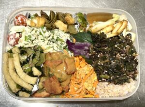 残ったおかずをタッパーに入れ、お弁当にしました