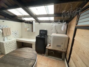 洗面スペースの右横に洗濯機