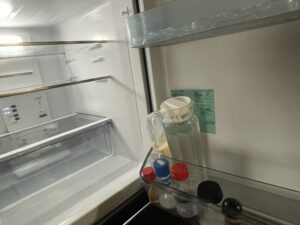 冷蔵庫の中。小瓶の調味料などが数本あるだけで完全に空っぽ