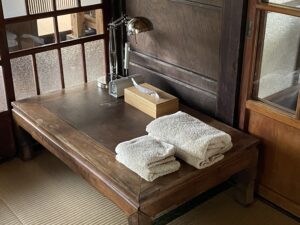 和室にある座卓。タオル・ティッシュ・ランプが置かれている