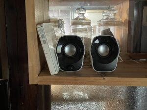 ワークスペースの棚にDVDプレーヤーなど